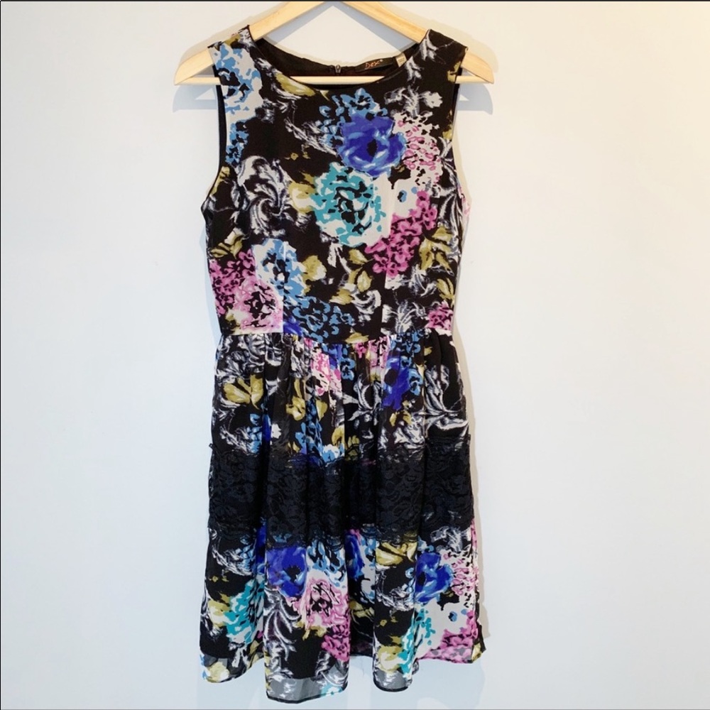 Dex | Floral Dress with Lace Detail NWOT
